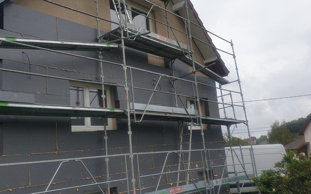 Pourquoi la laine de bois séduit de plus en plus dans les projets d’ITE écologiques ? Illzach